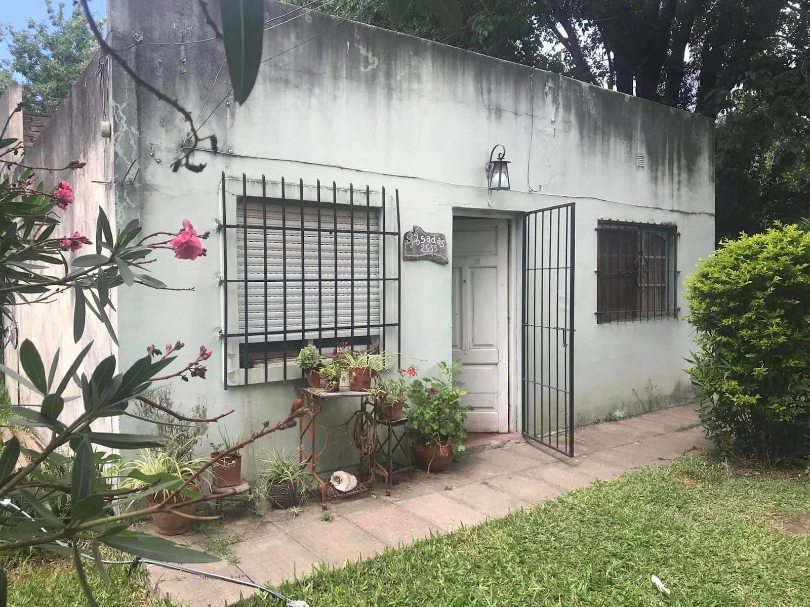 Terreno con vivienda · 20 metros de frente — foto 1